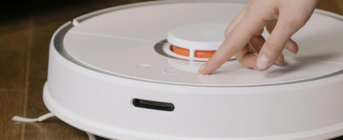 Best Robot Vacuums for Pet Hair & Allergies (2025 Picks)