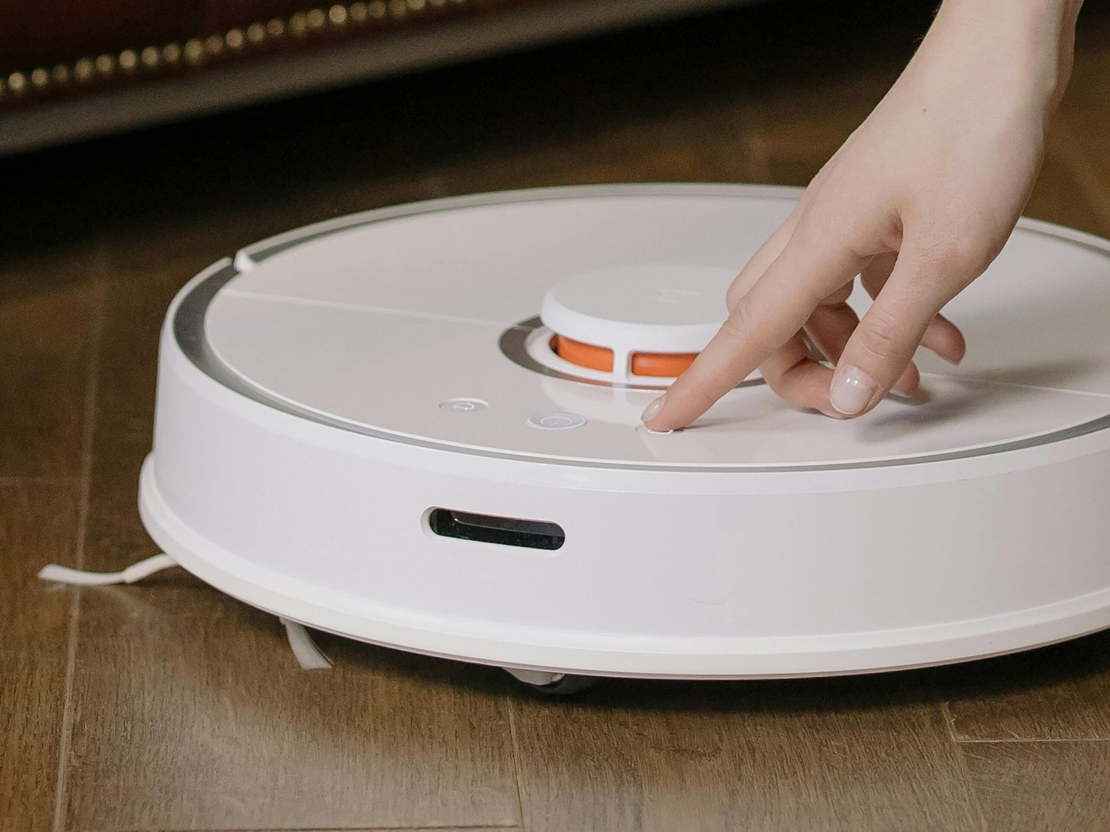 Best Robot Vacuums for Pet Hair & Allergies (2025 Picks)